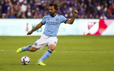 冠军体育精华-丹麦队前锋浪费单刀机会